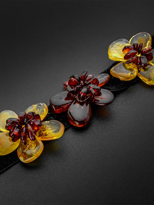Vòng cổ sành điệu được trang trí bằng hoa từ hổ phách Baltic tự nhiên 