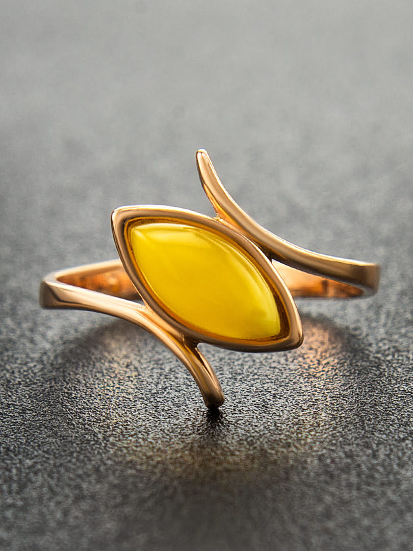 Nhẫn trang sức Amber Jewelry bạc 22K đính đá hổ phách thiên nhiên màu xanh lá (Adagio 16) phủ vàng - 710006092